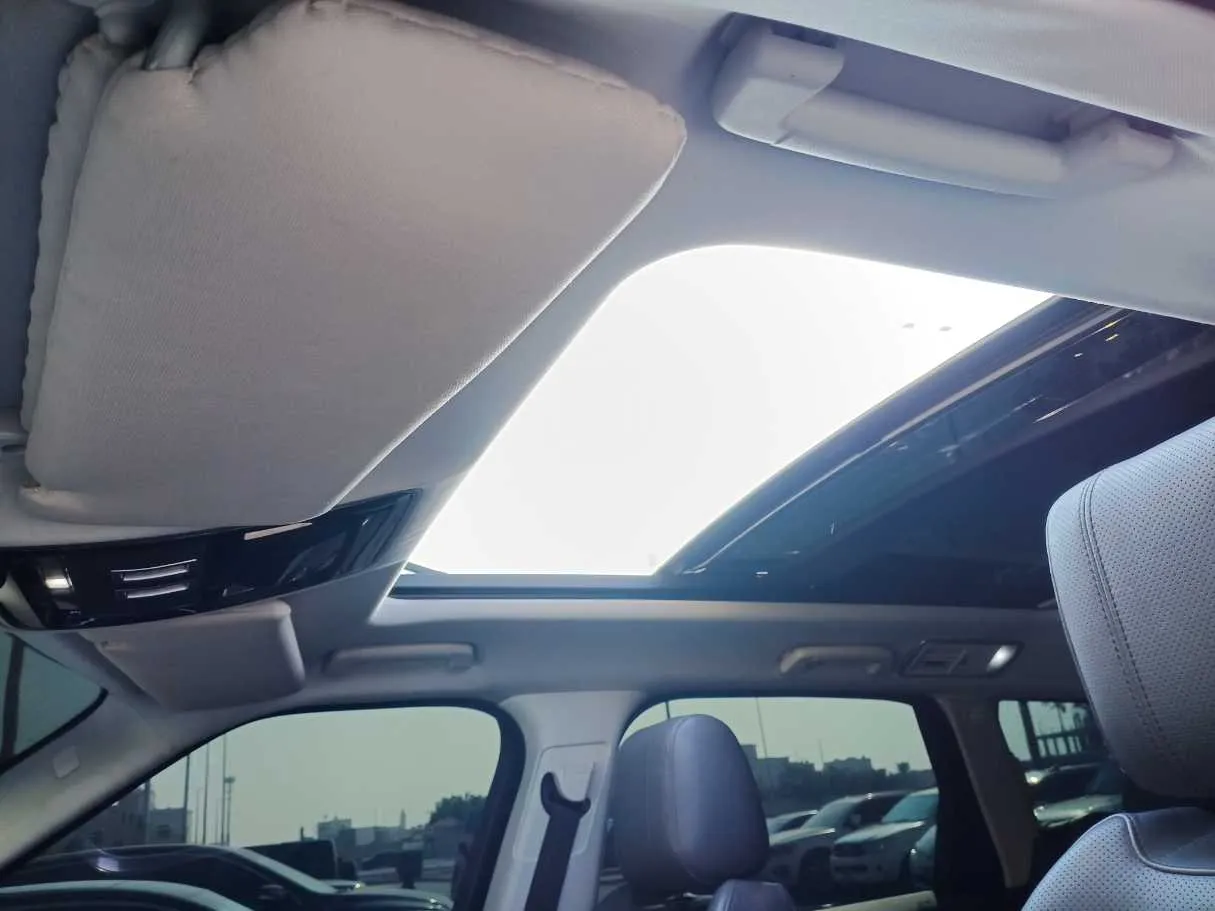 Car image 24