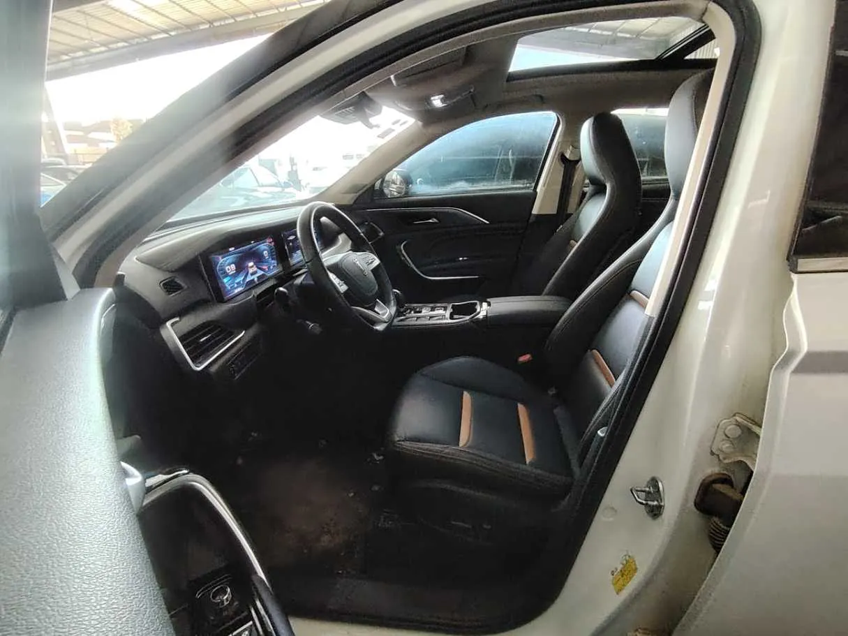 Car image 14