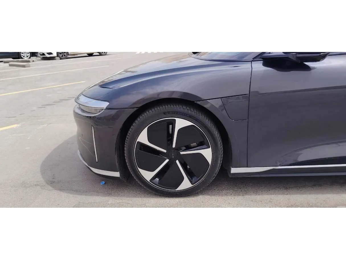 Car image 9
