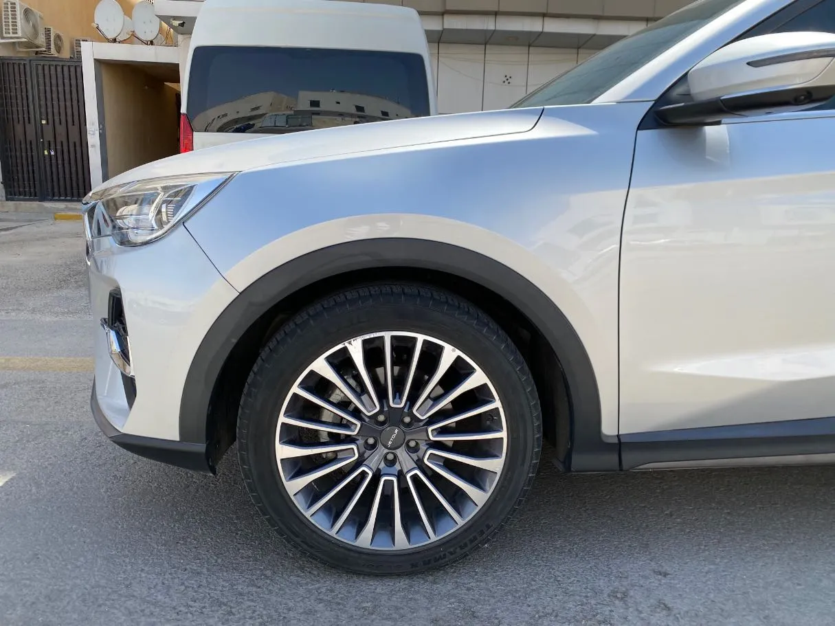Car image 9