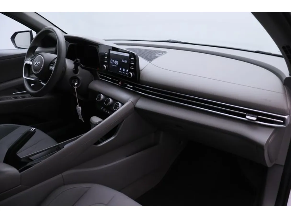 Car image 10