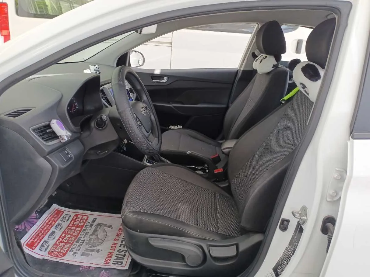 Car image 12