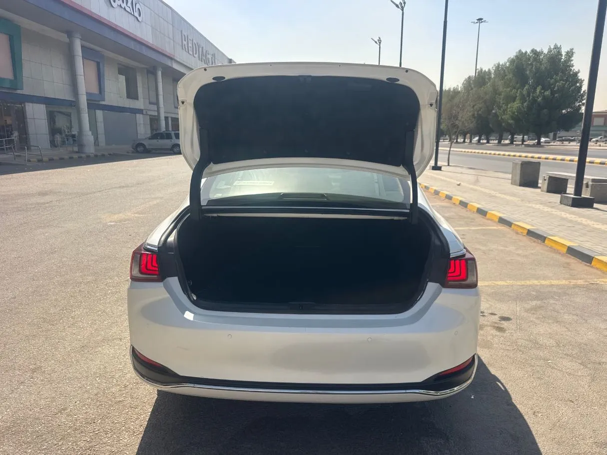 Car image 19