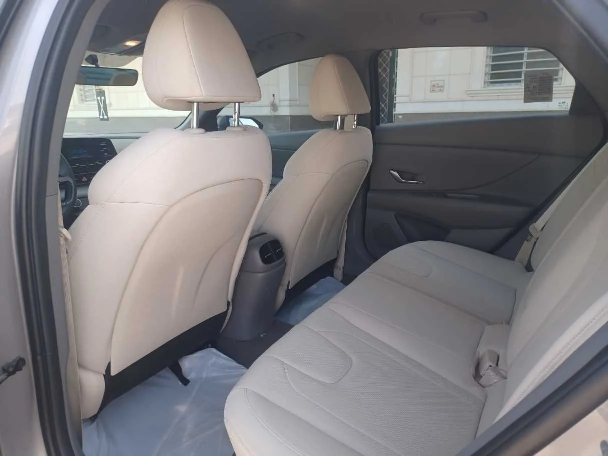 Car image 13