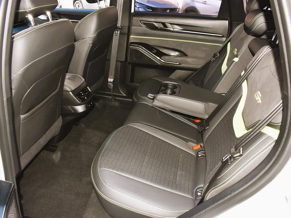 Car image 12
