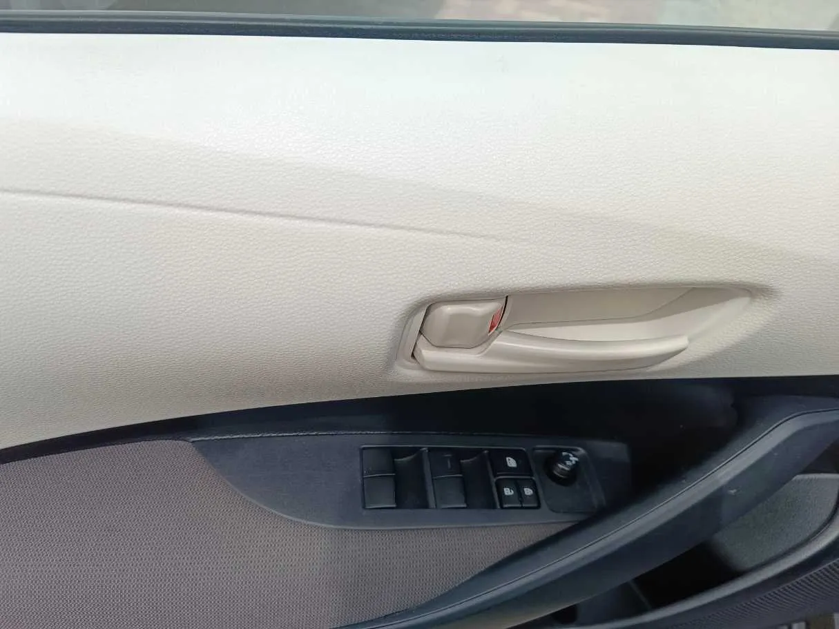 Car image 26