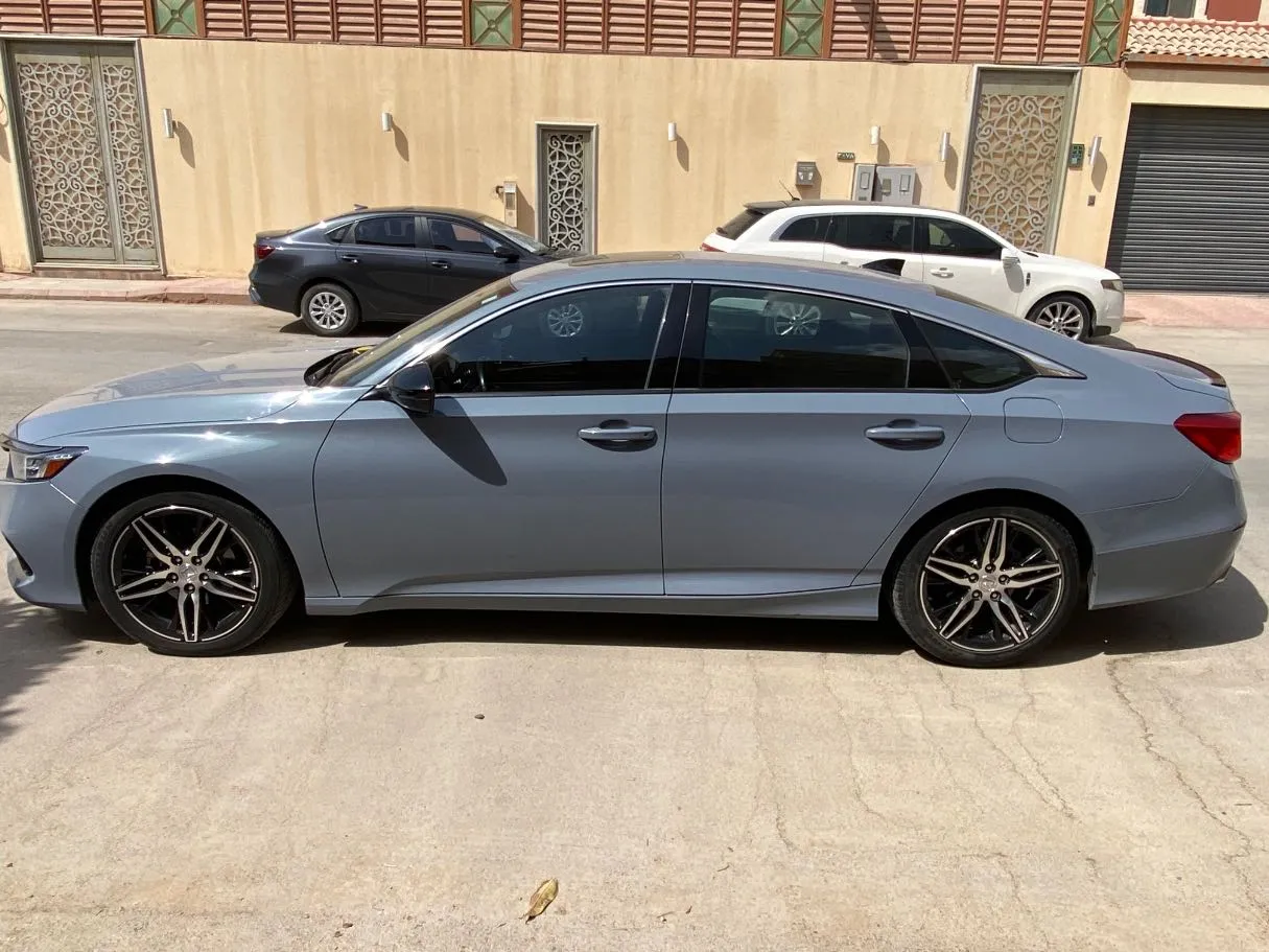 Car image 8