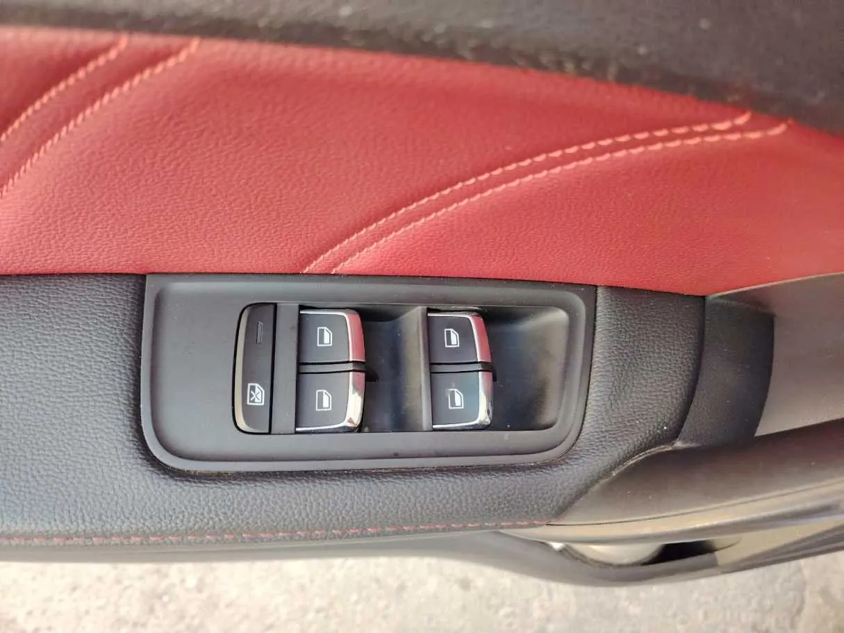 Car image 30