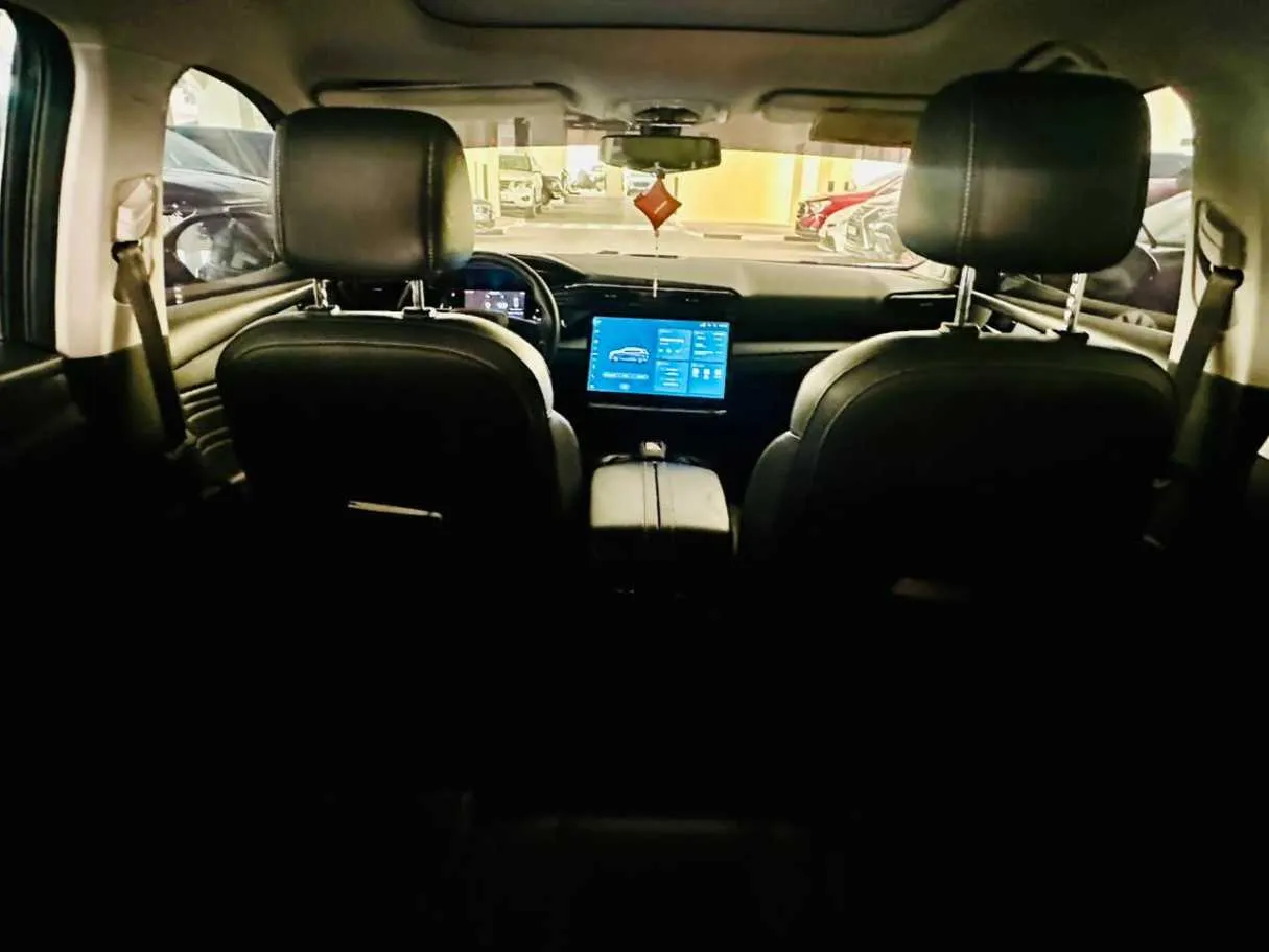 Car image 12