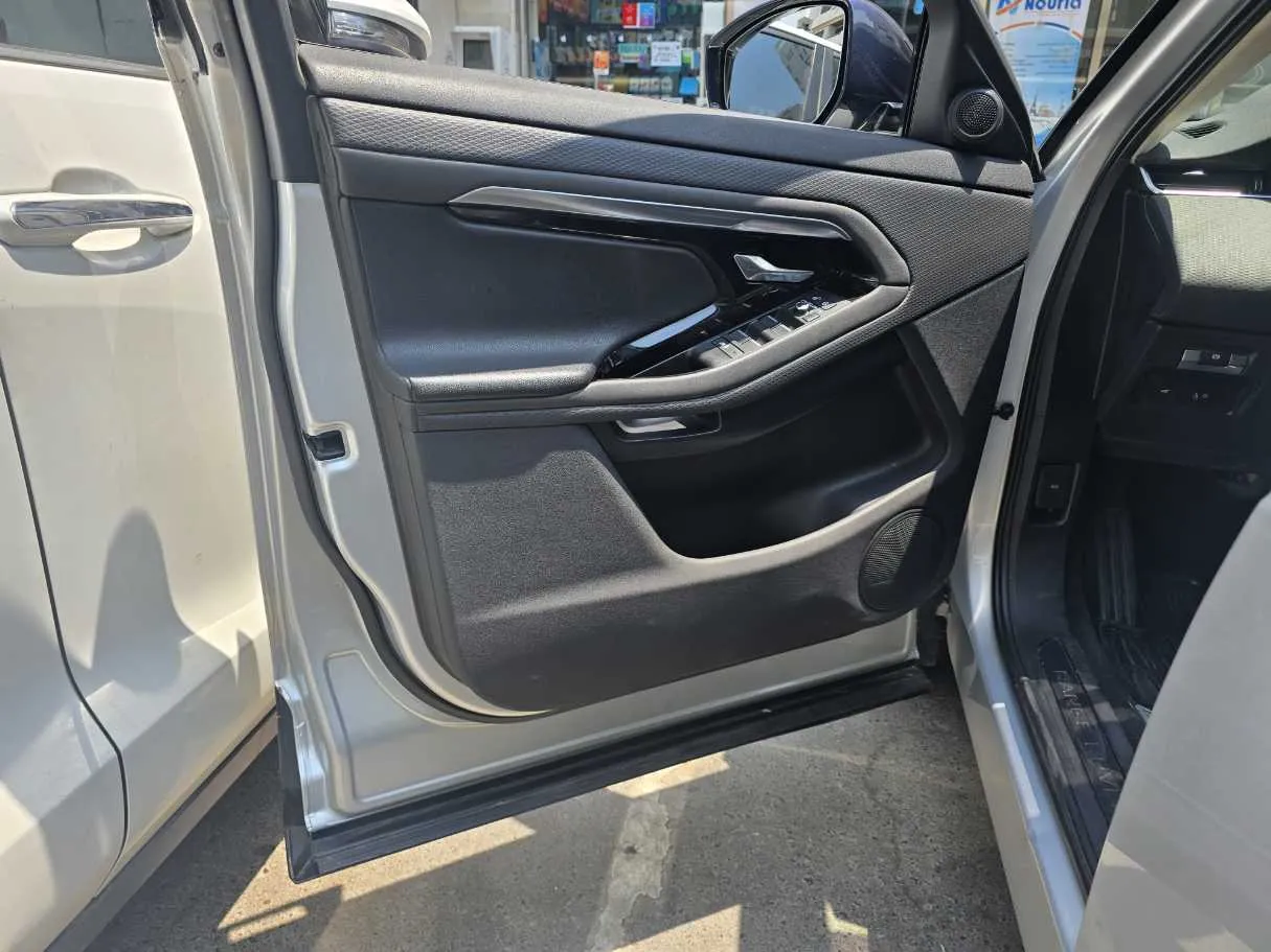 Car image 10