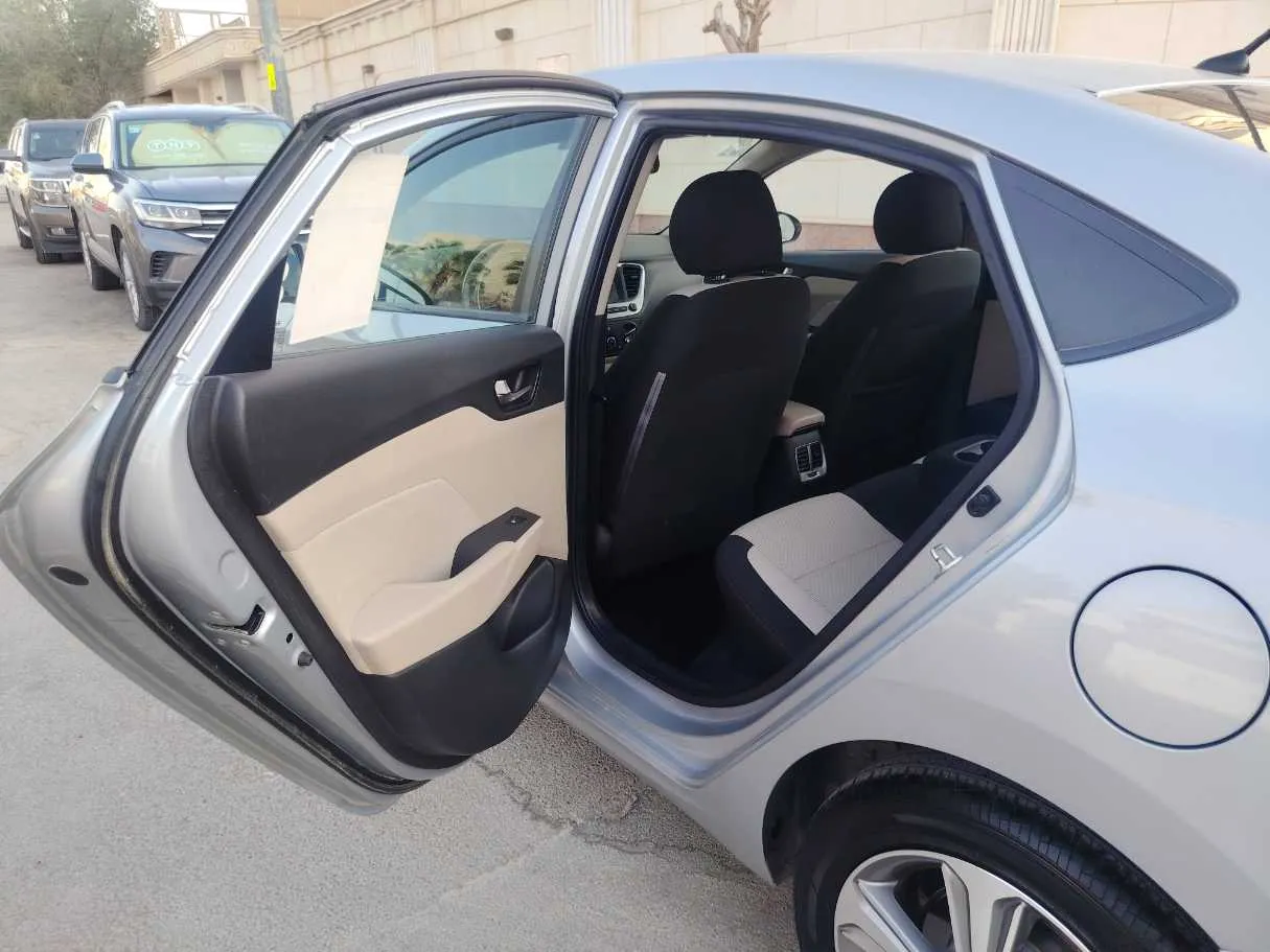 Car image 14