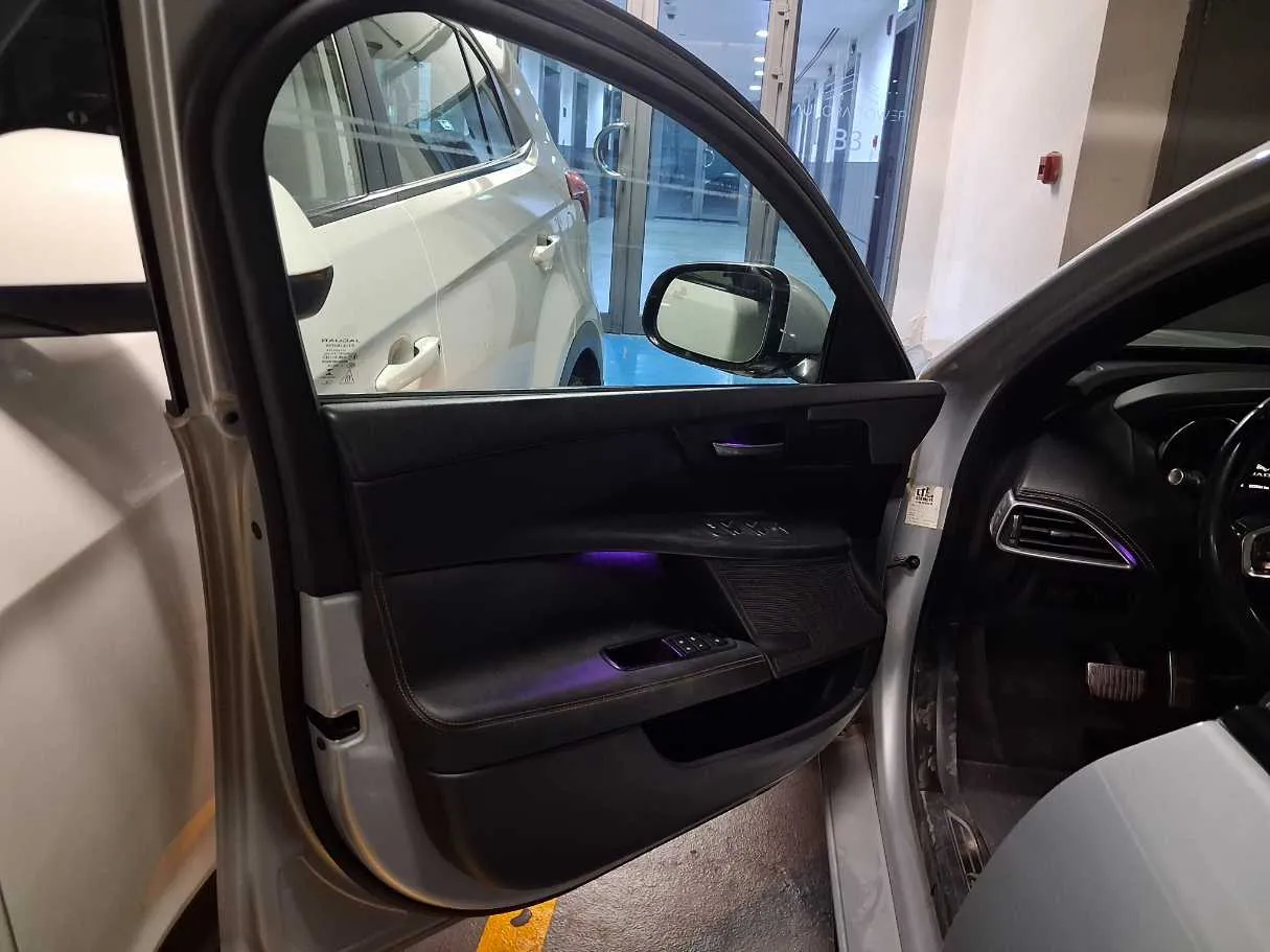 Car image 10