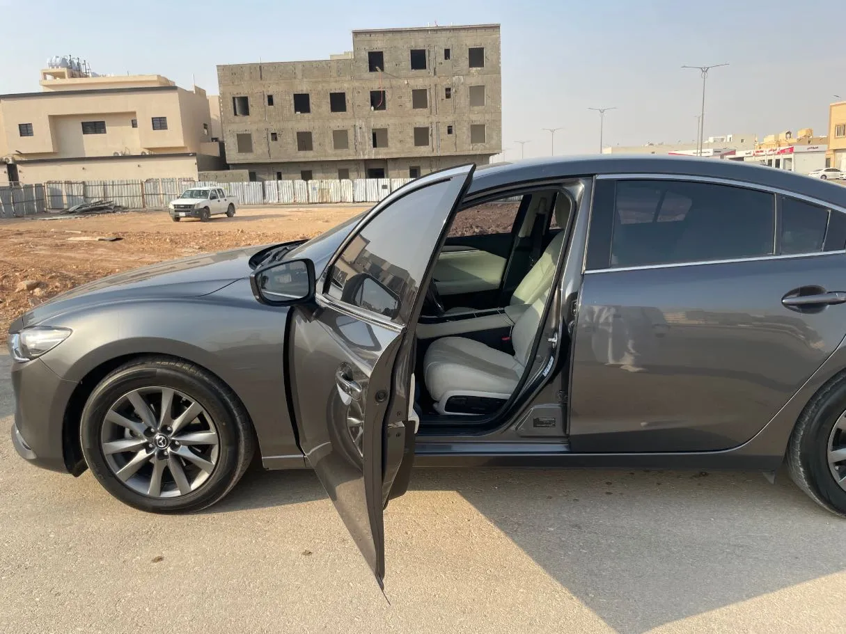 Car image 11
