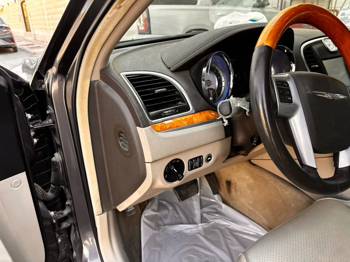 Car image 12