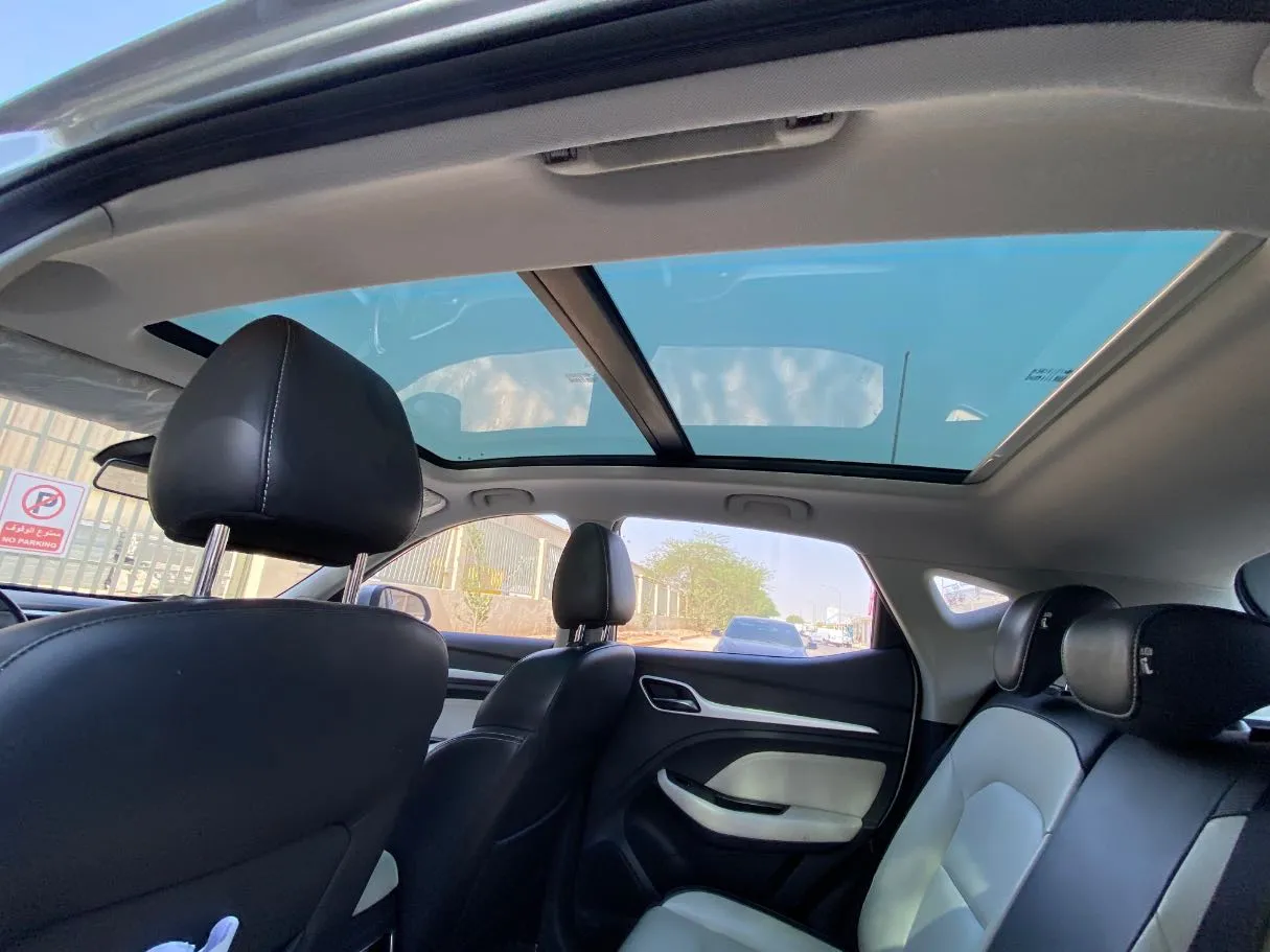 Car image 14