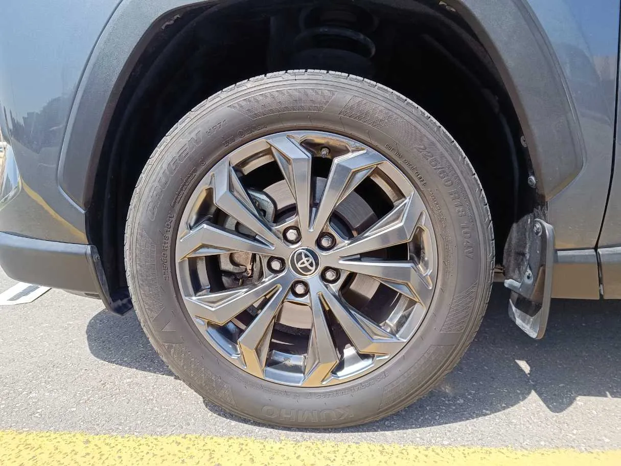Car image 10