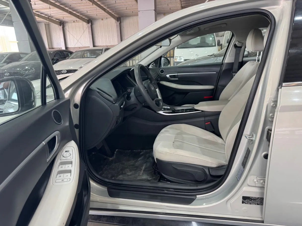 Car image 11