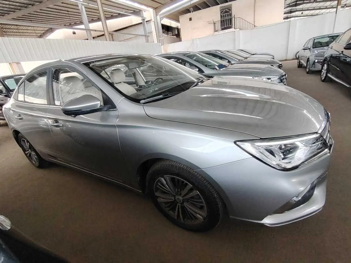 Car image 4