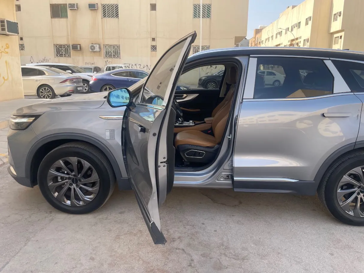 Car image 11