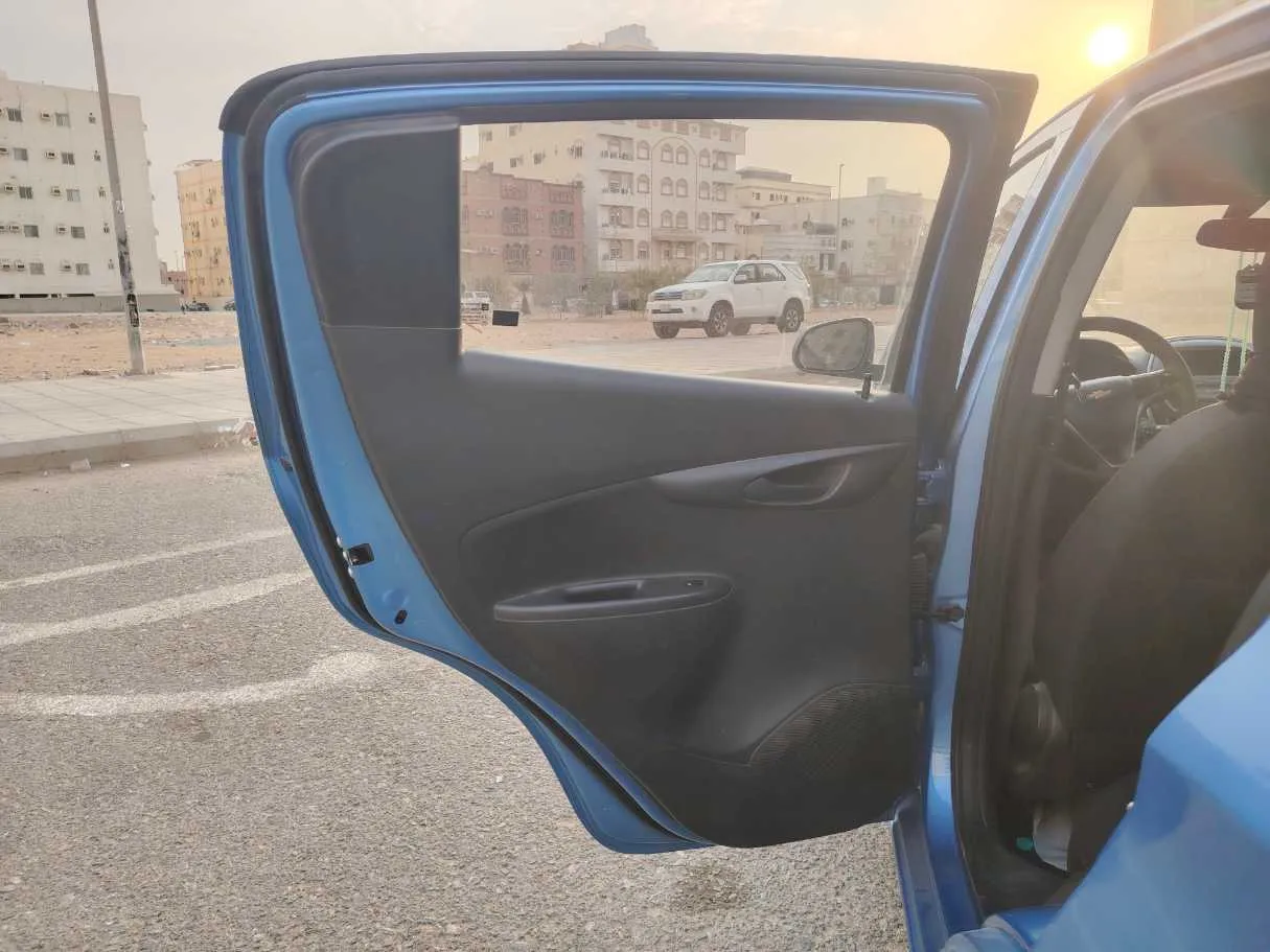 Car image 14