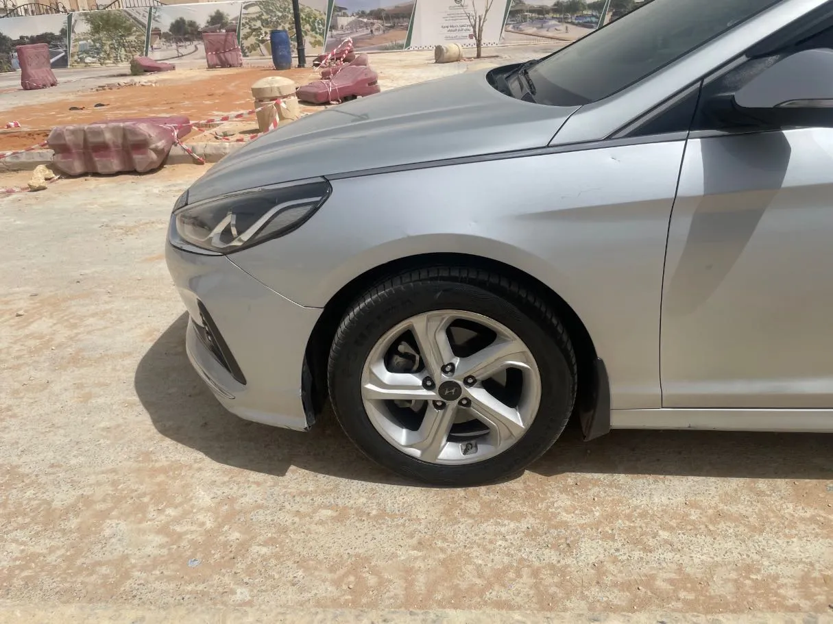 Car image 9