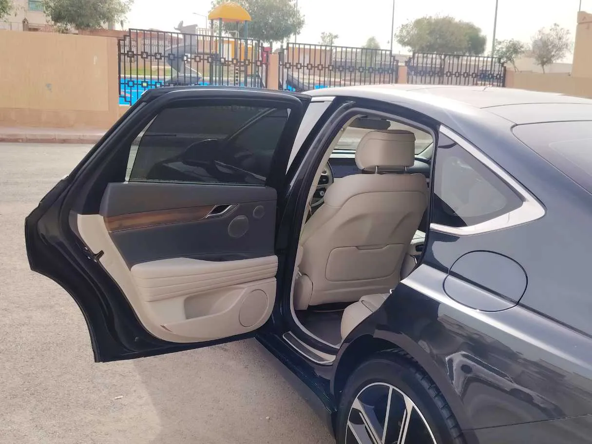 Car image 15