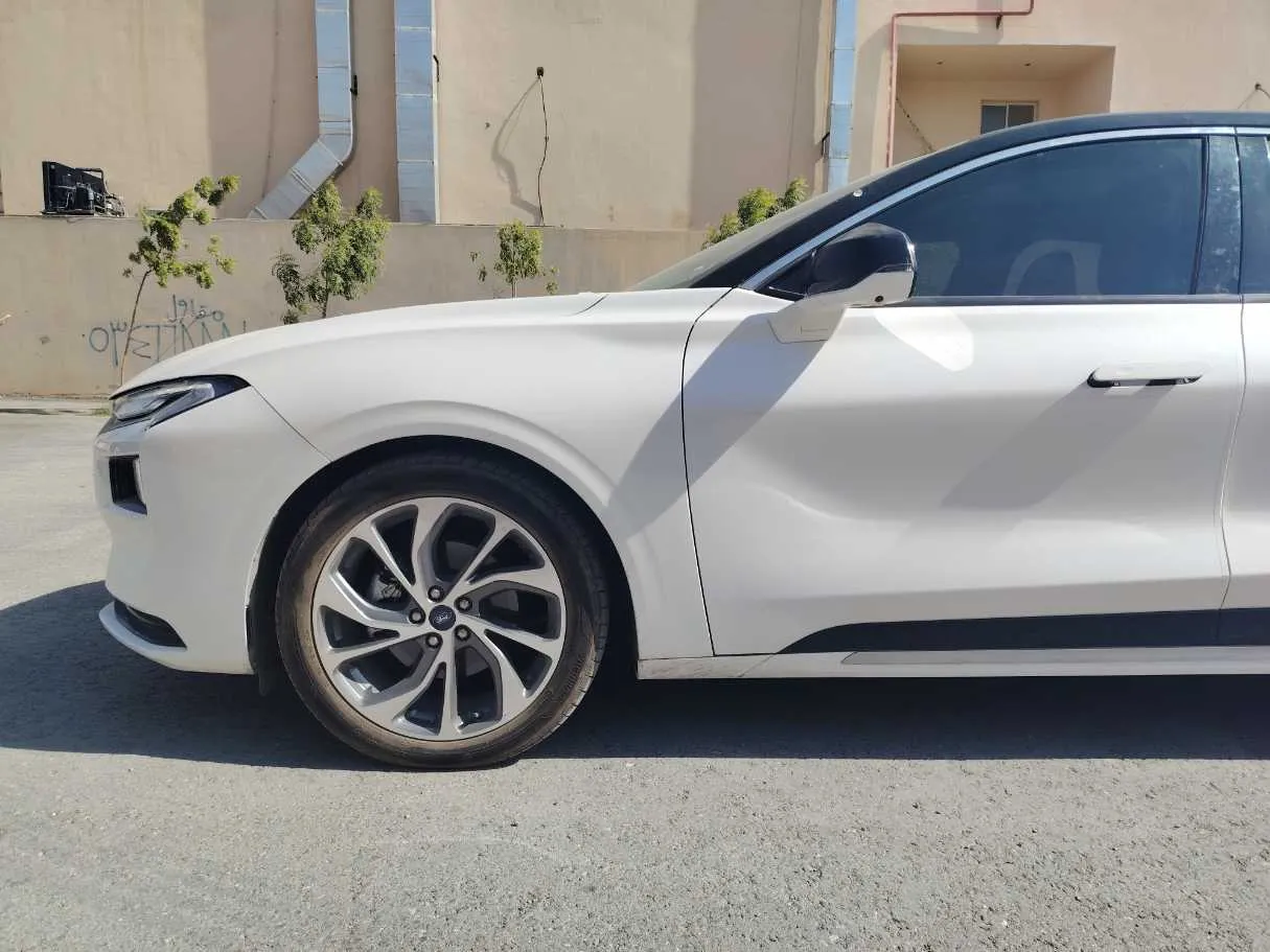 Car image 9
