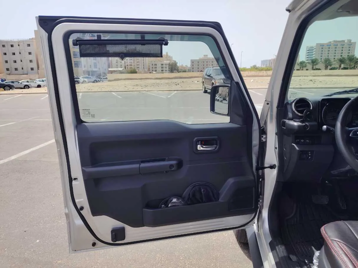 Car image 10