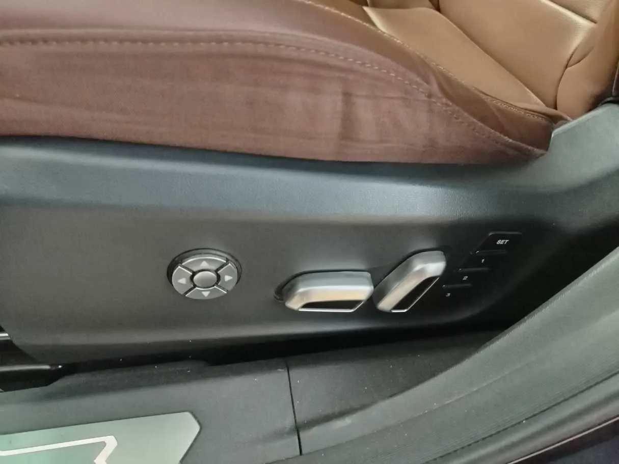 Car image 40
