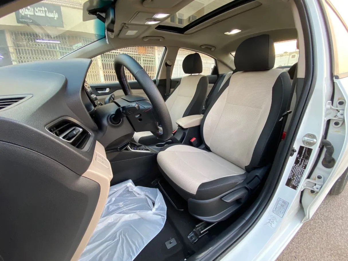 Car image 10