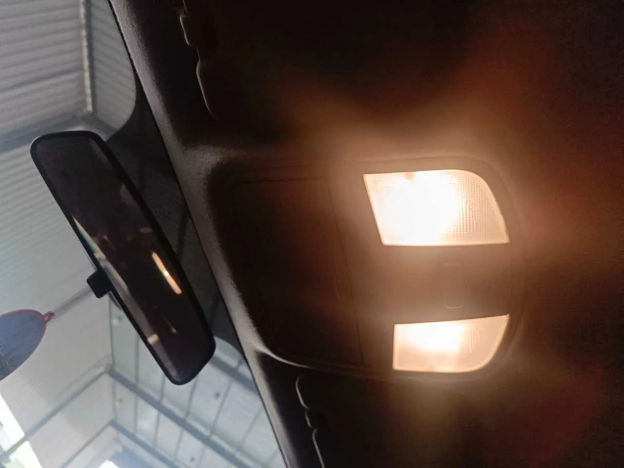 Car image 18