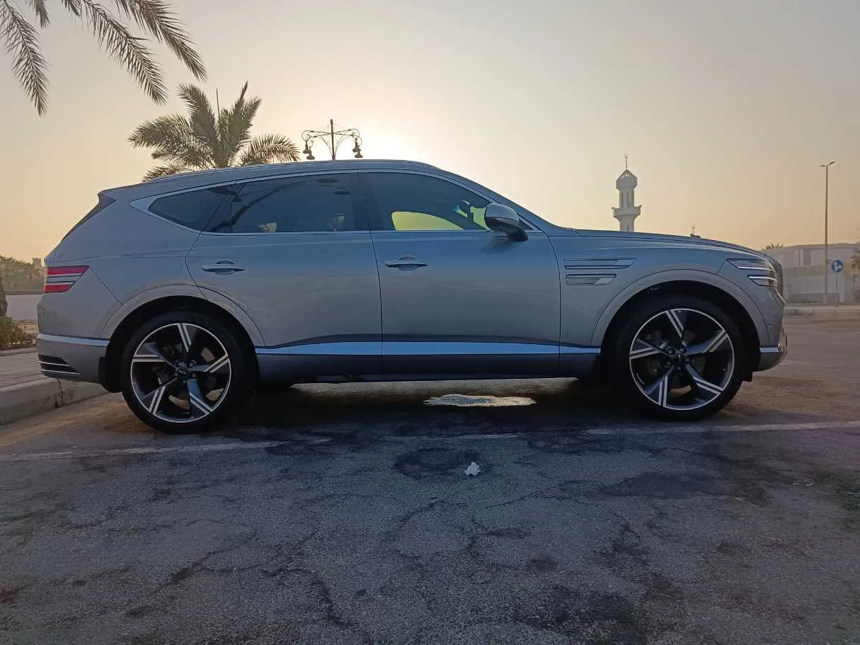 Car image 4