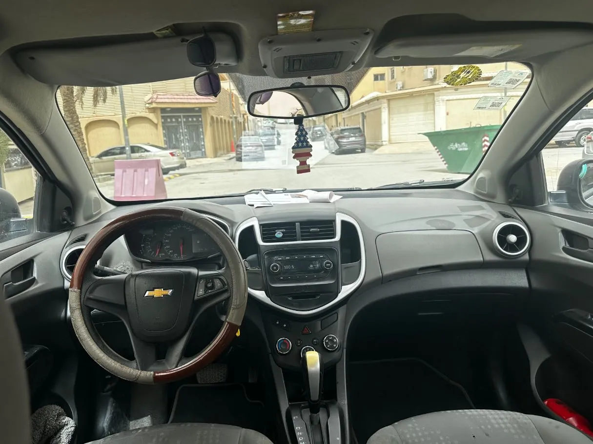 Car image 14