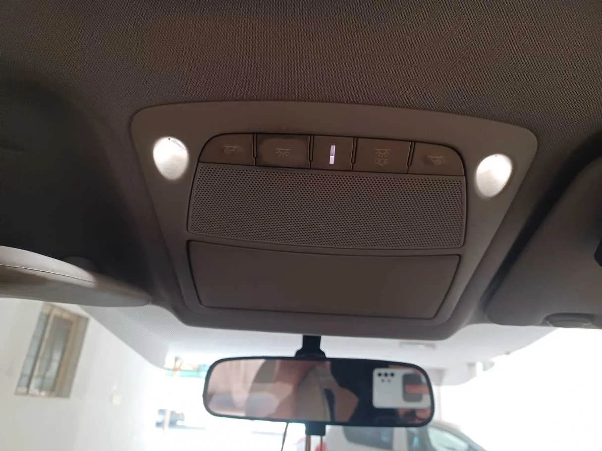 Car image 19