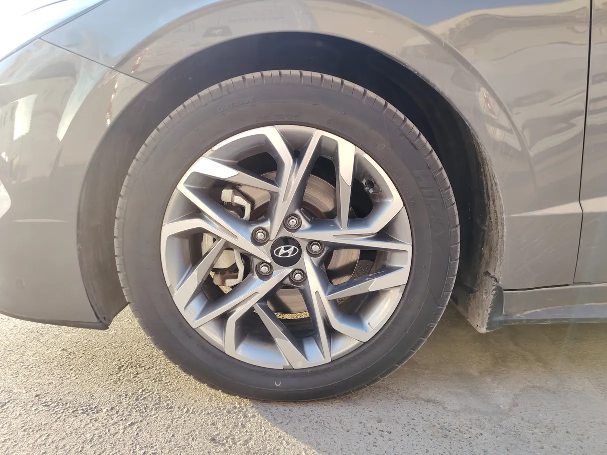 Car image 10