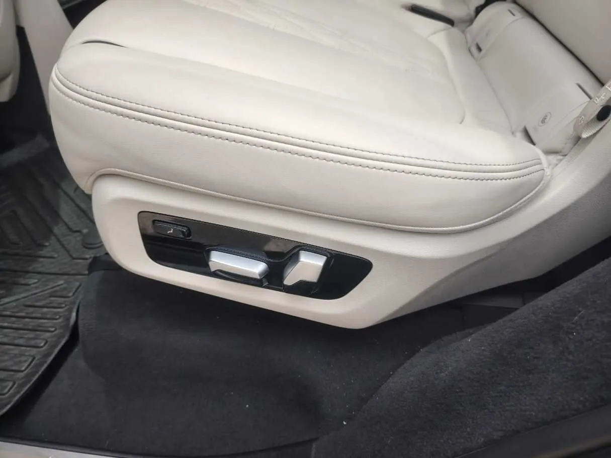 Car image 28