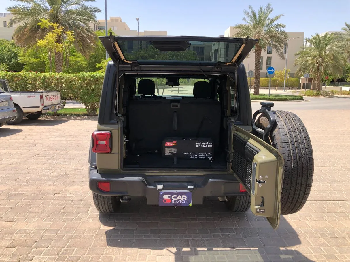 Car image 16