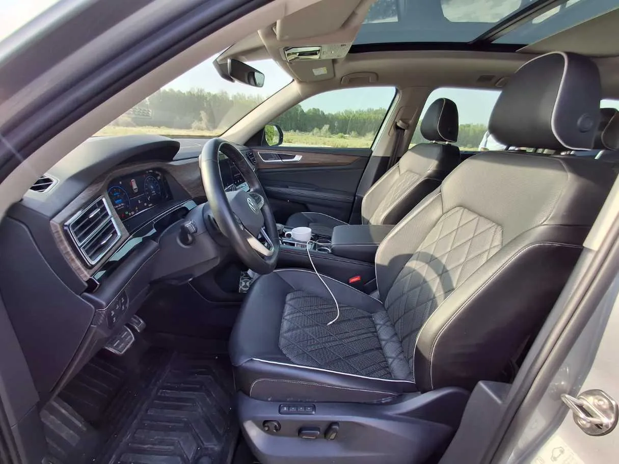 Car image 12