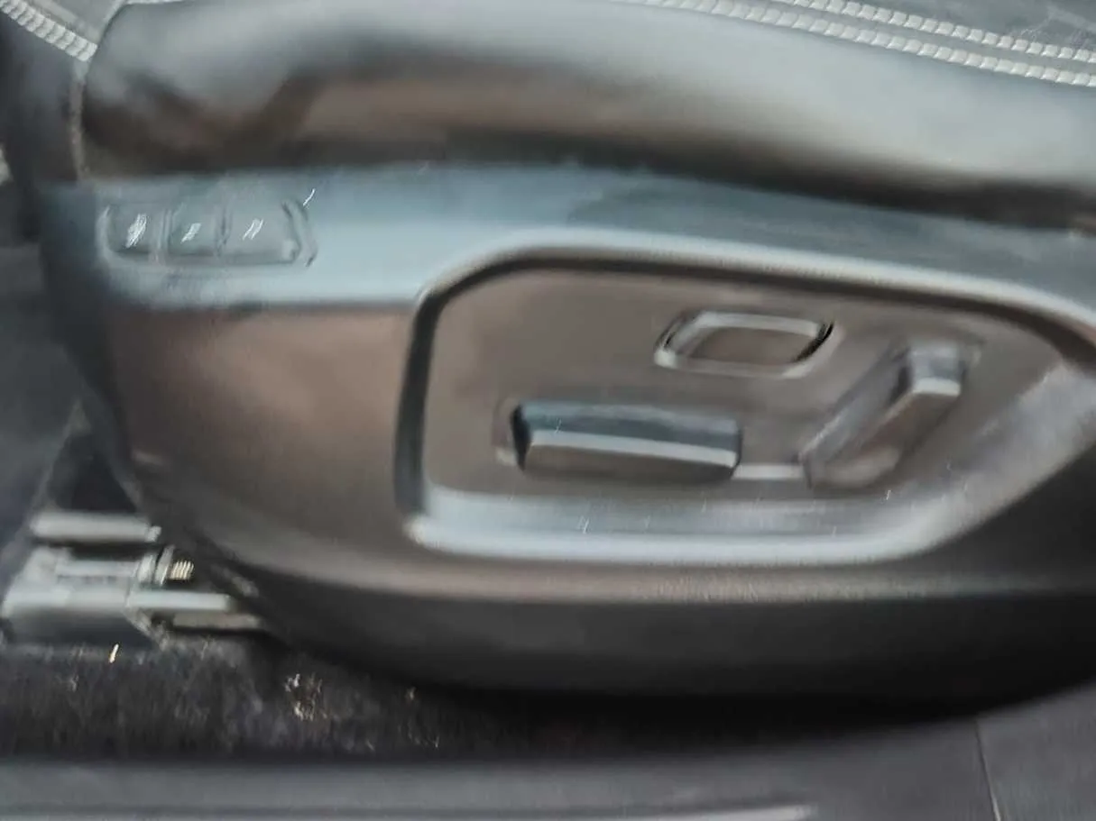 Car image 27