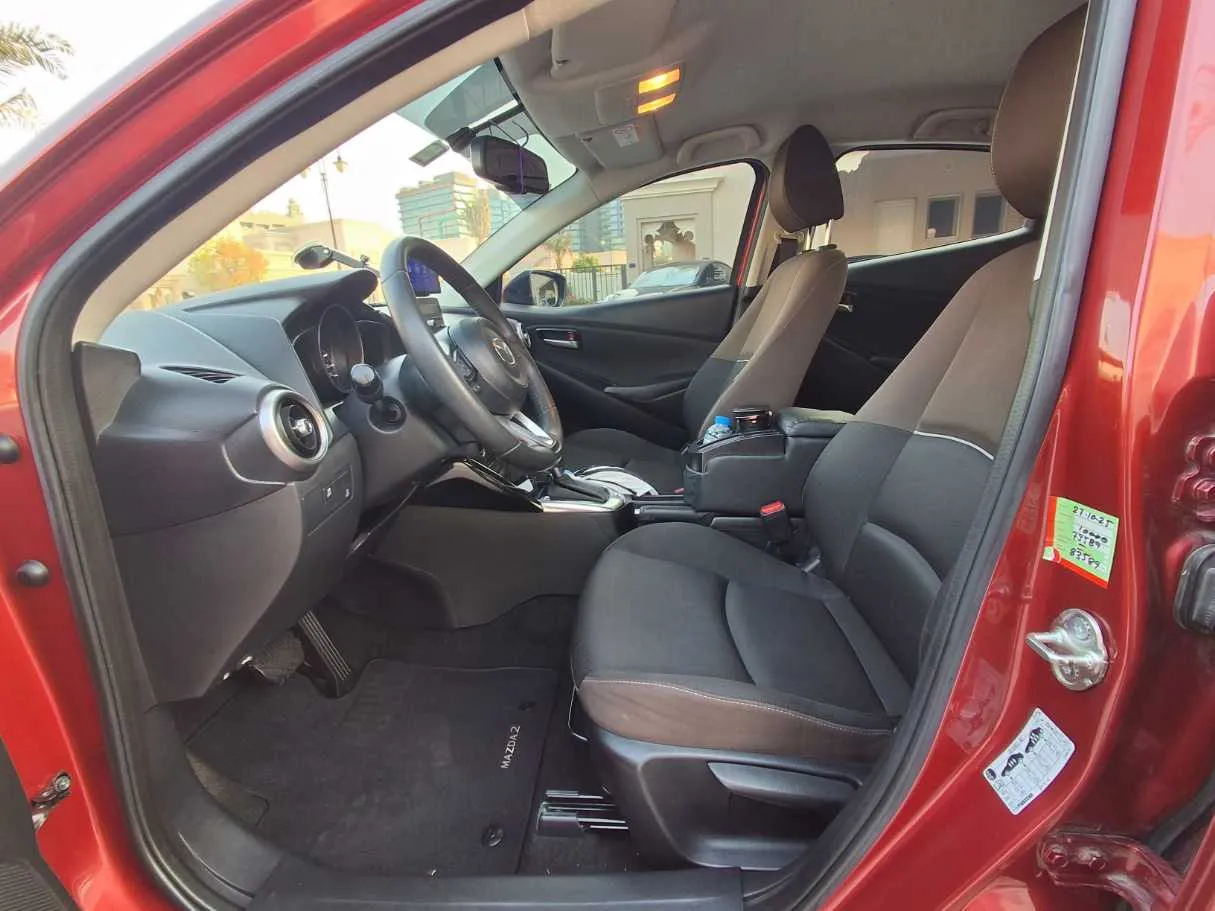Car image 12