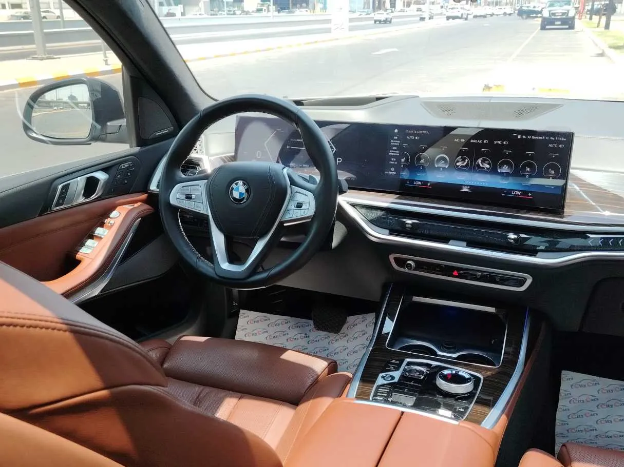 Car image 25