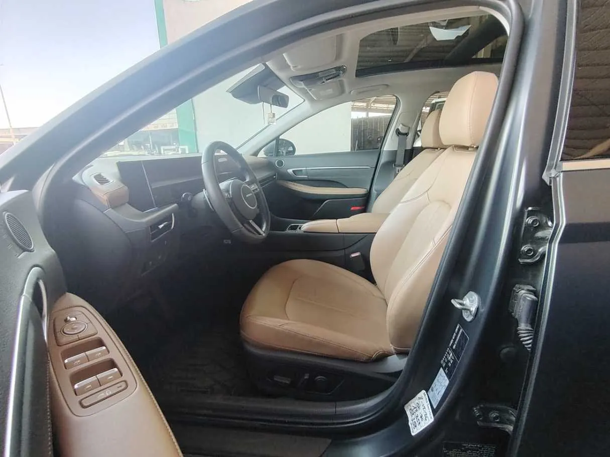 Car image 13