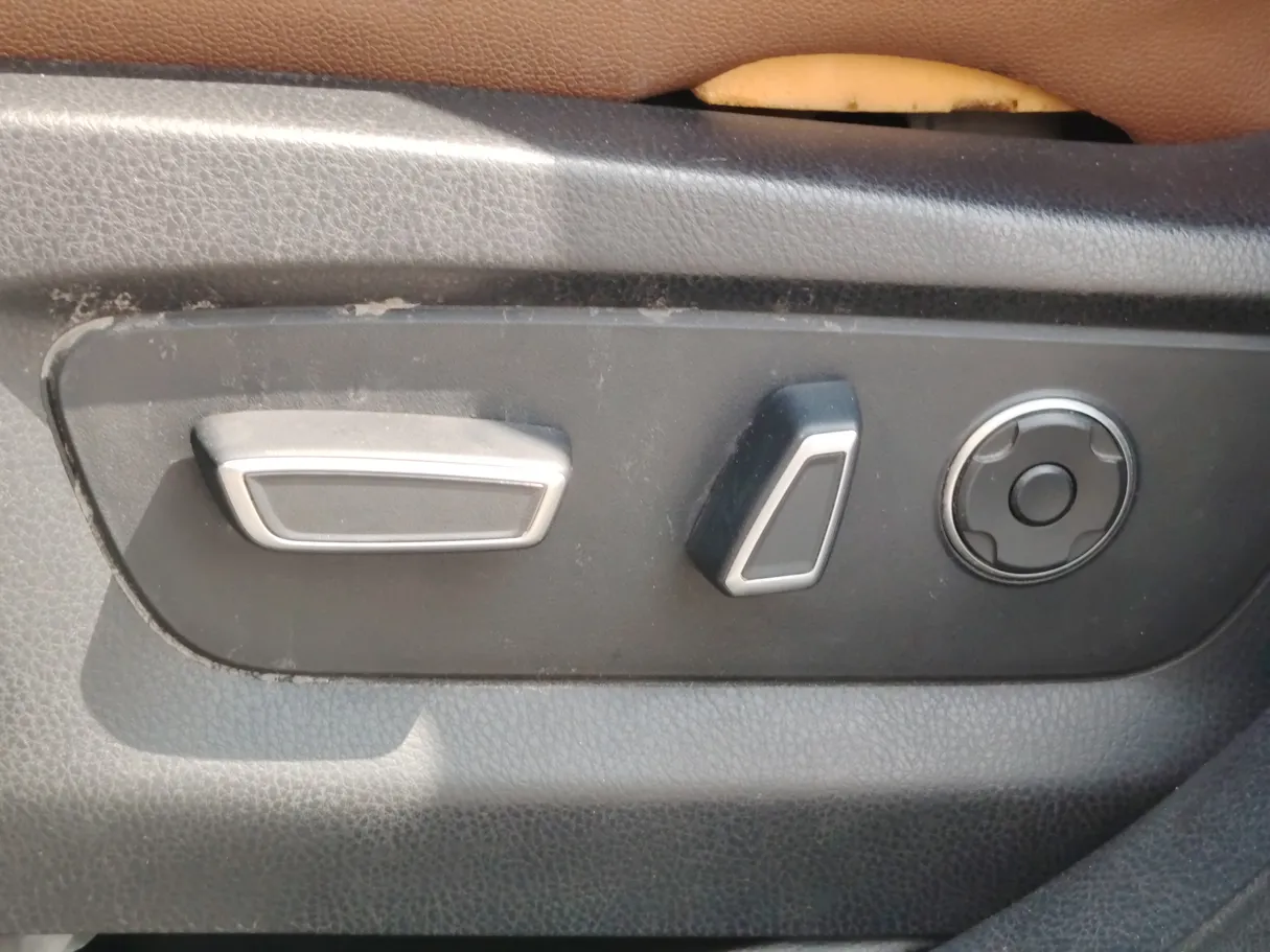 Car image 27