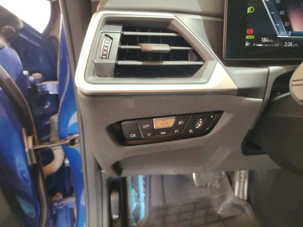 Car image 30