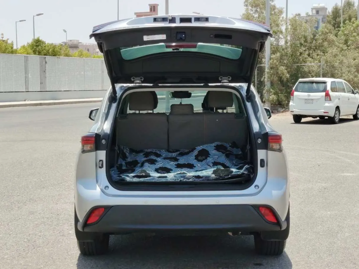 Car image 25