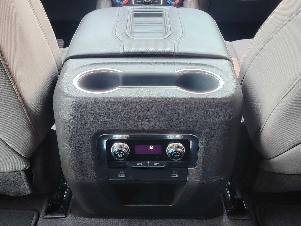 Car image 30