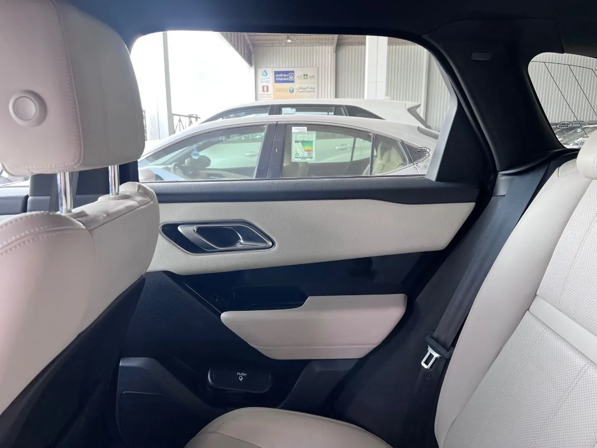 Car image 30