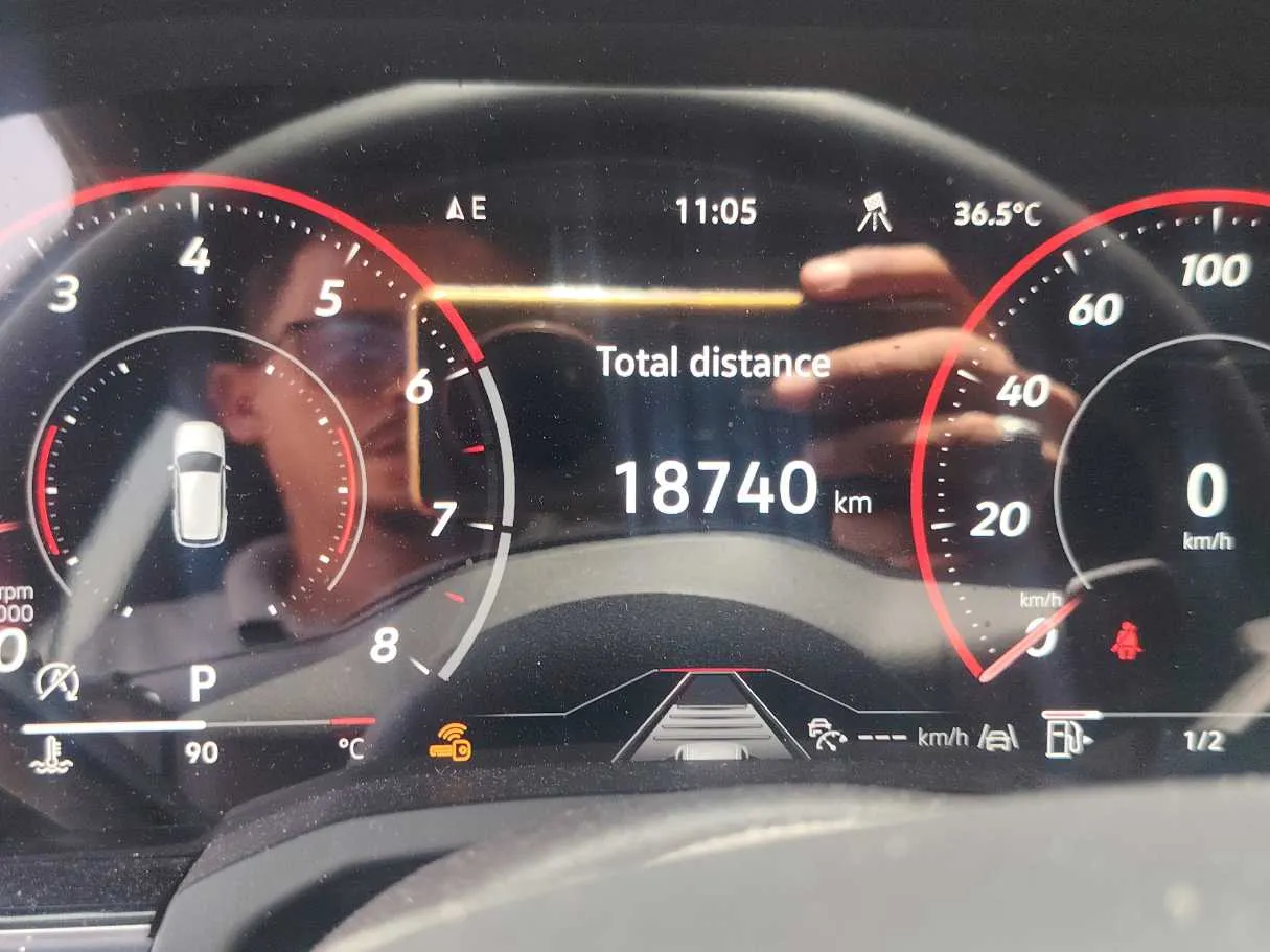 Car image 18