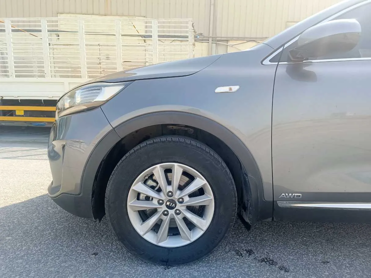 Car image 9