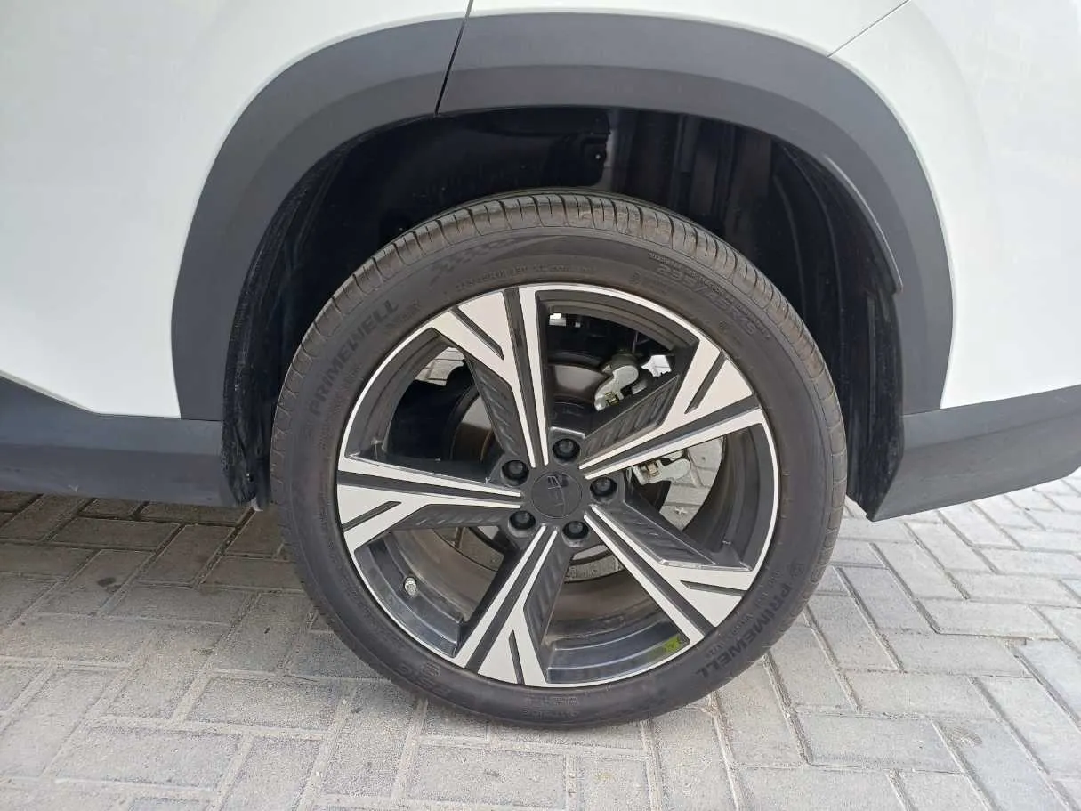 Car image 9